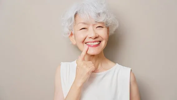 固定式の歯で笑顔になるイメージ